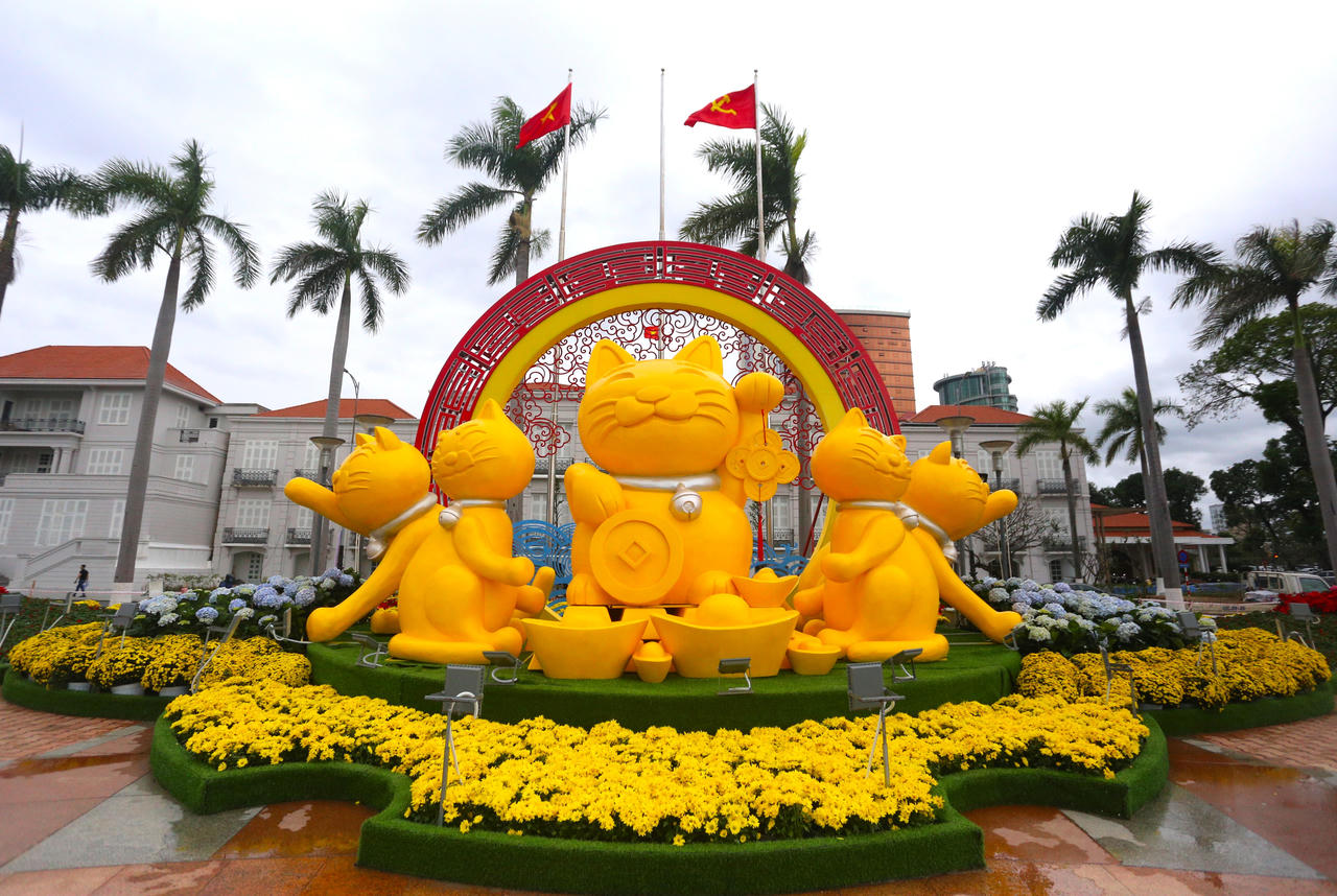 Muôn vẻ ngộ nghĩnh của đàn linh vật mèo tại đường hoa Xuân Đà Nẵng