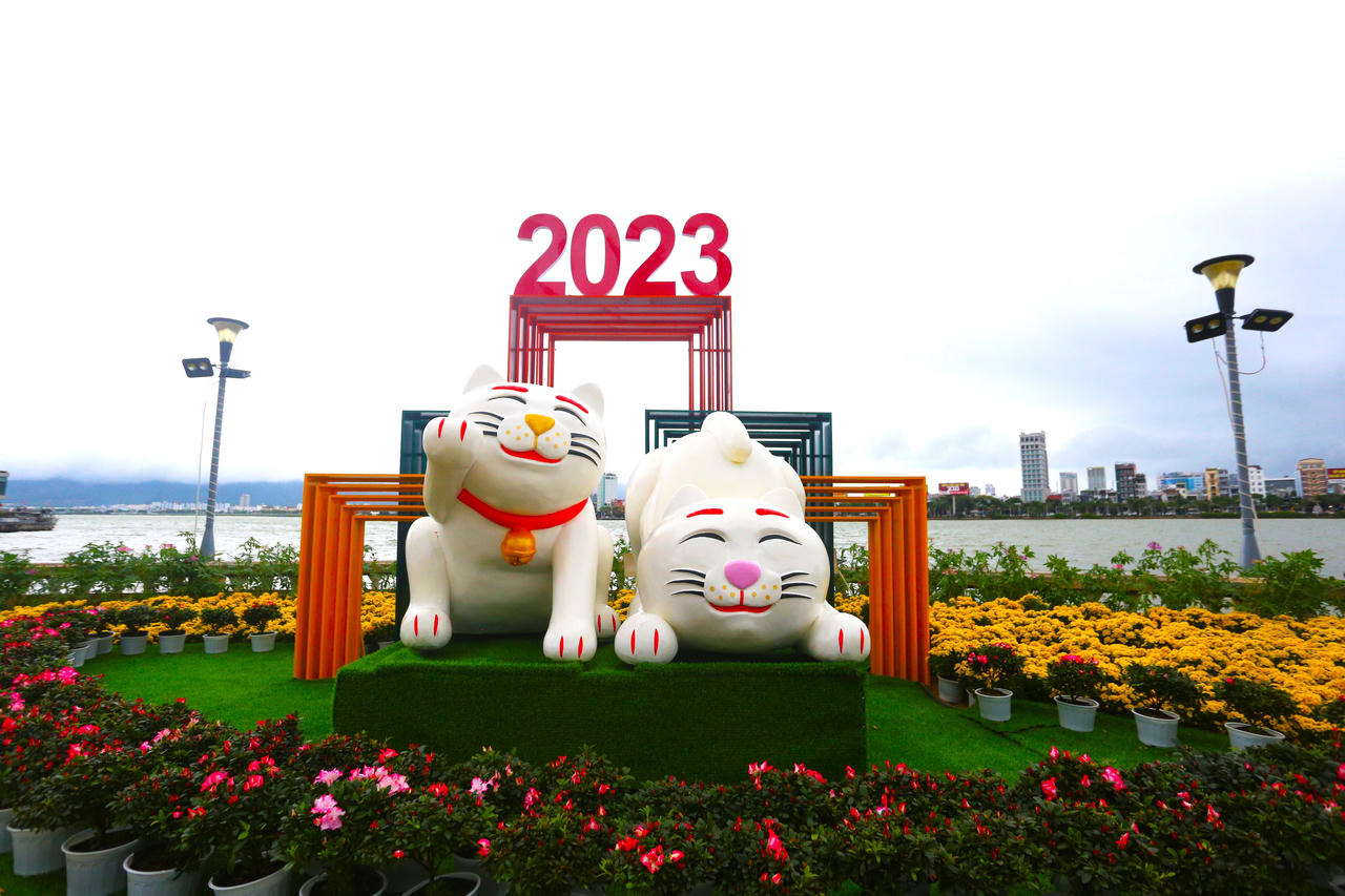 Muôn vẻ ngộ nghĩnh của đàn linh vật mèo tại đường hoa Xuân Đà Nẵng