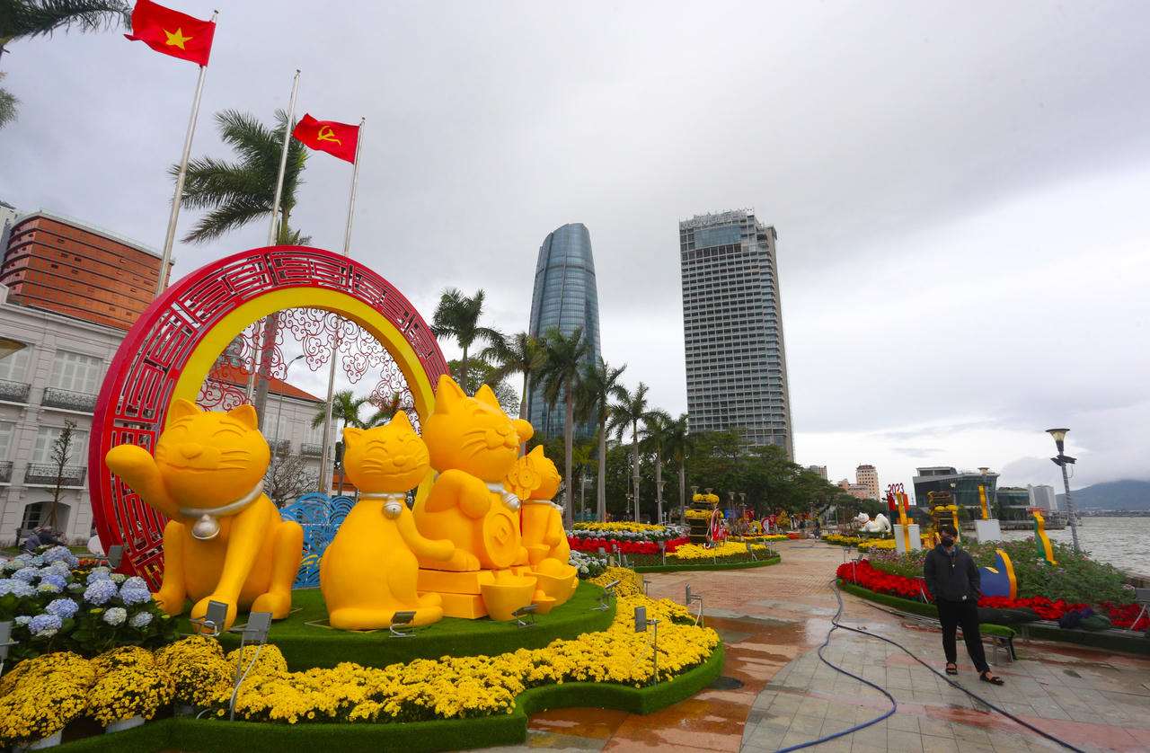 Muôn vẻ ngộ nghĩnh của đàn linh vật mèo tại đường hoa Xuân Đà Nẵng