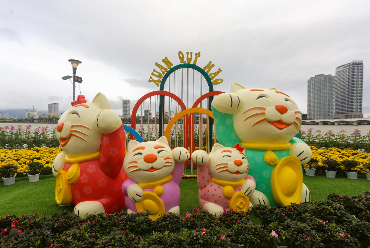 Muôn vẻ ngộ nghĩnh của đàn linh vật mèo tại đường hoa Xuân Đà Nẵng