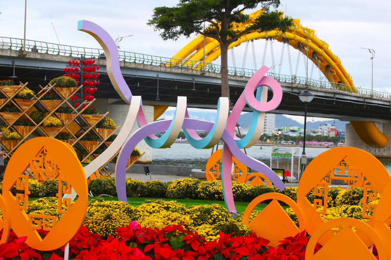 Muôn vẻ ngộ nghĩnh của đàn linh vật mèo tại đường hoa Xuân Đà Nẵng