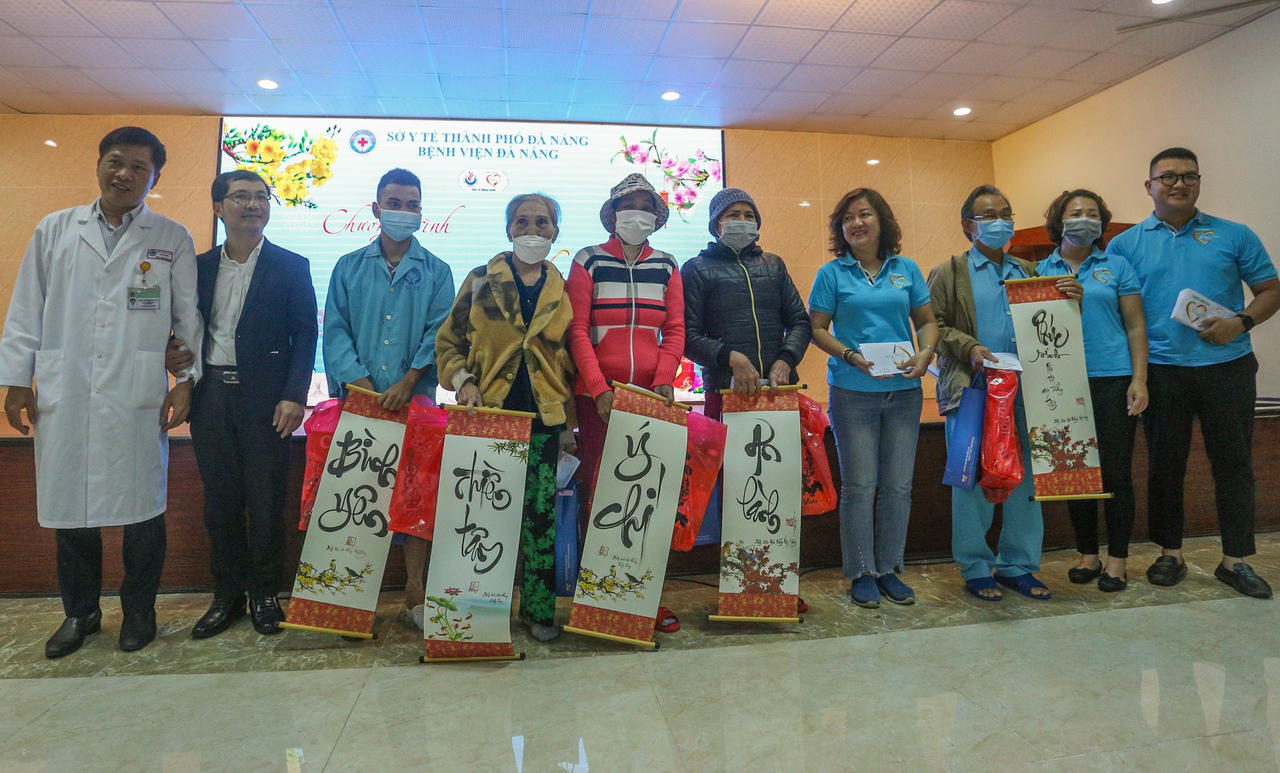 Ấm lòng những chuyến xe 0 đồng đưa bệnh nhân về quê ăn Tết