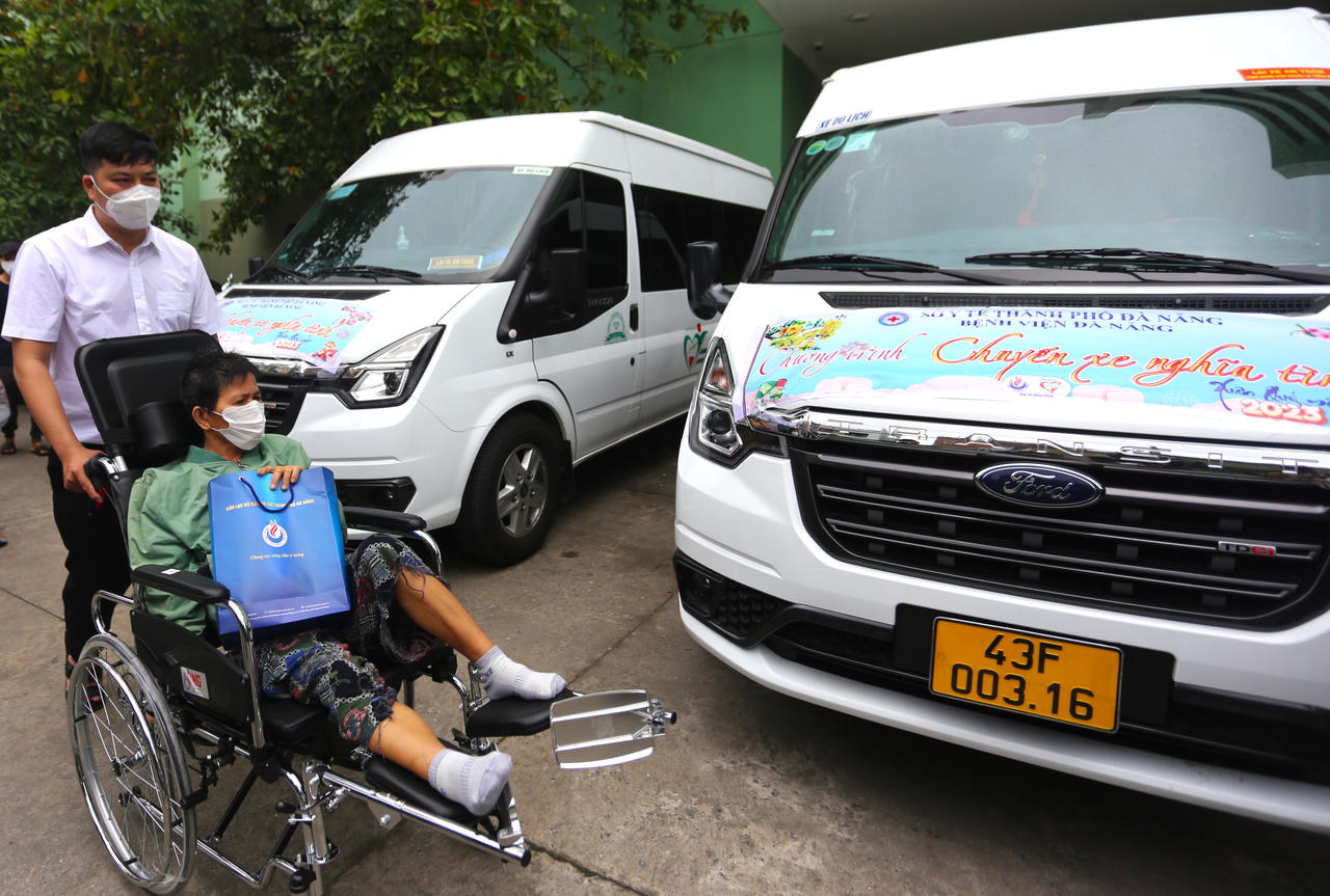 Ấm lòng những chuyến xe 0 đồng đưa bệnh nhân về quê ăn Tết