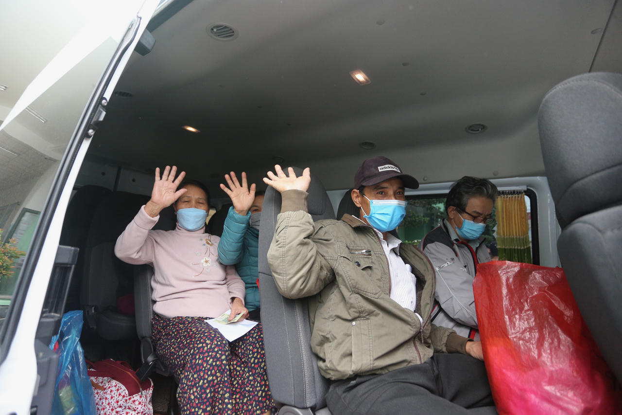 Ấm lòng những chuyến xe 0 đồng đưa bệnh nhân về quê ăn Tết