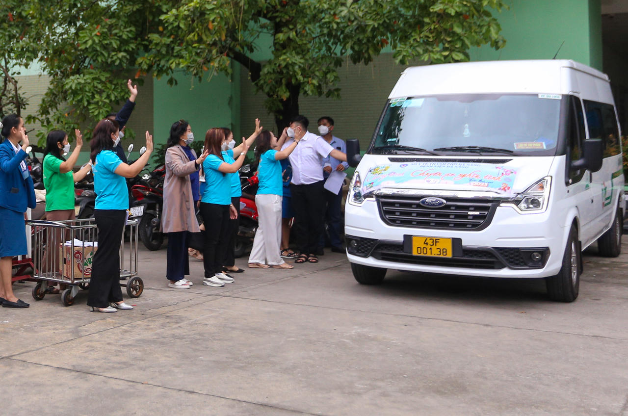 Ấm lòng những chuyến xe 0 đồng đưa bệnh nhân về quê ăn Tết