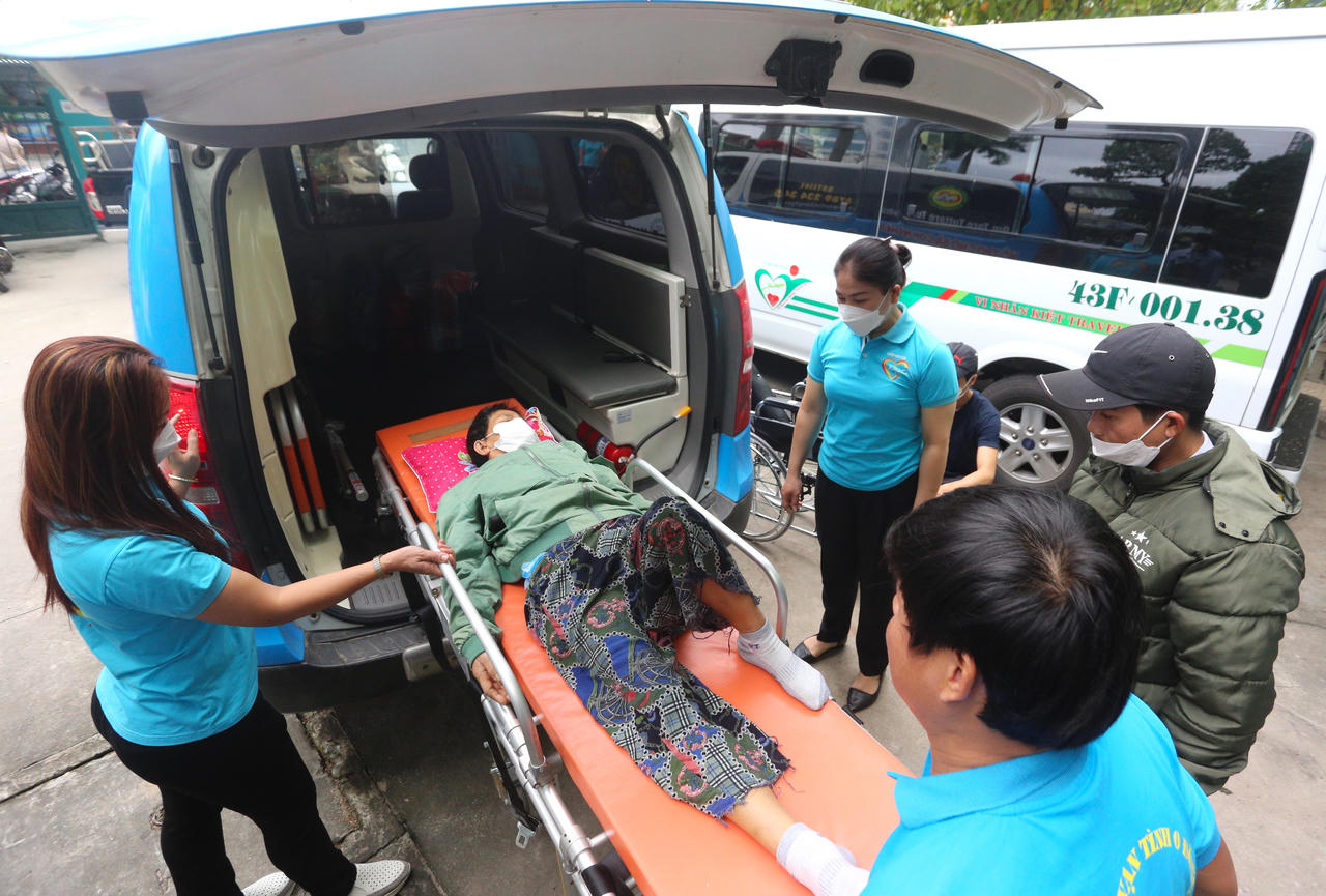 Ấm lòng những chuyến xe 0 đồng đưa bệnh nhân về quê ăn Tết