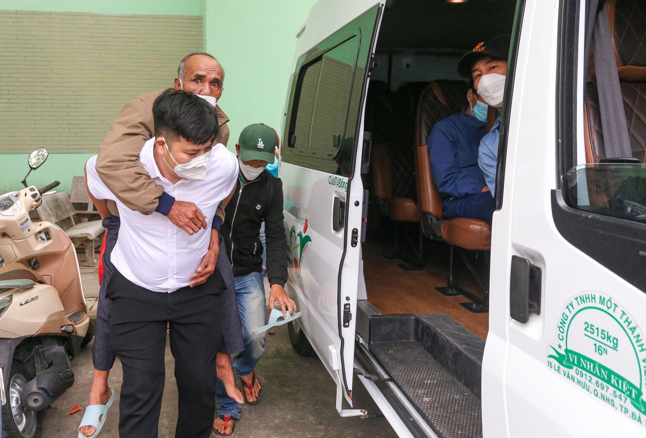 Ấm lòng những chuyến xe 0 đồng đưa bệnh nhân về quê ăn Tết