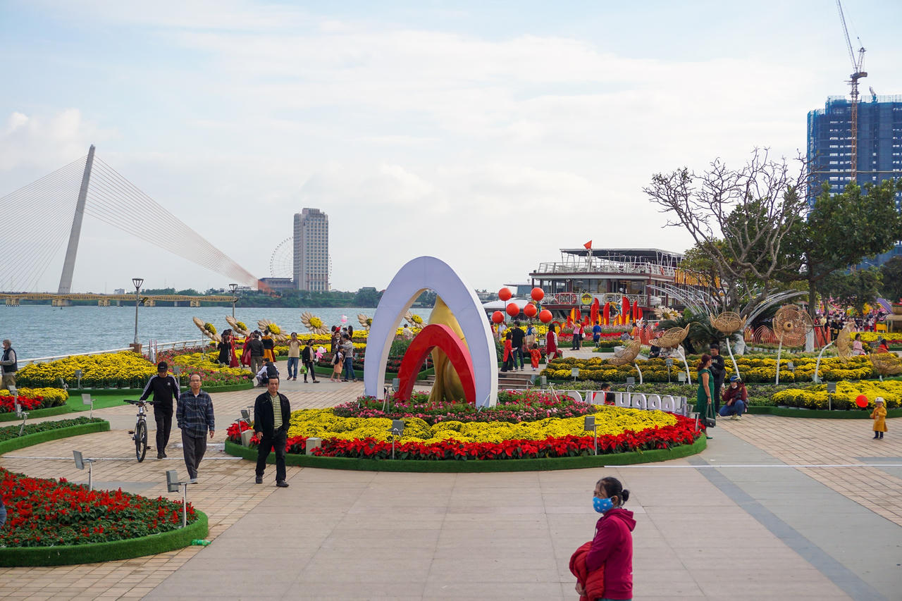 Dòng người đổ về check-in đường hoa Đà Nẵng ngày 30 Tết