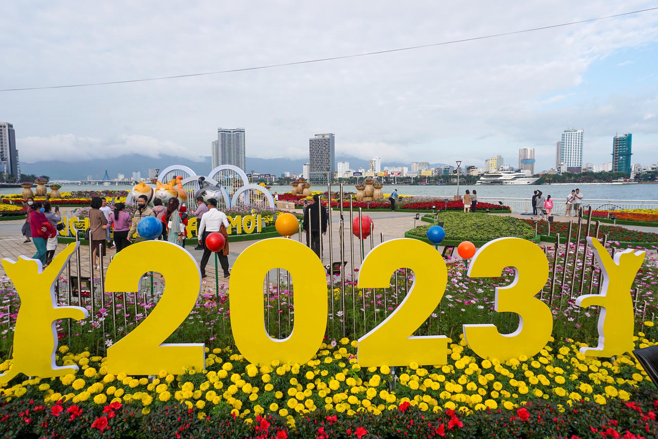 Dòng người đổ về check-in đường hoa Đà Nẵng ngày 30 Tết