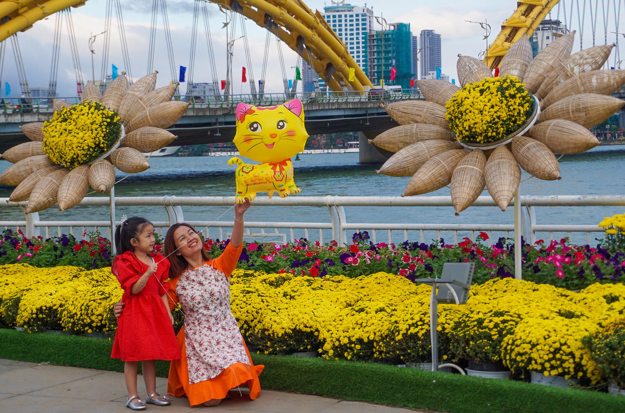 Dòng người đổ về check-in đường hoa Đà Nẵng ngày 30 Tết