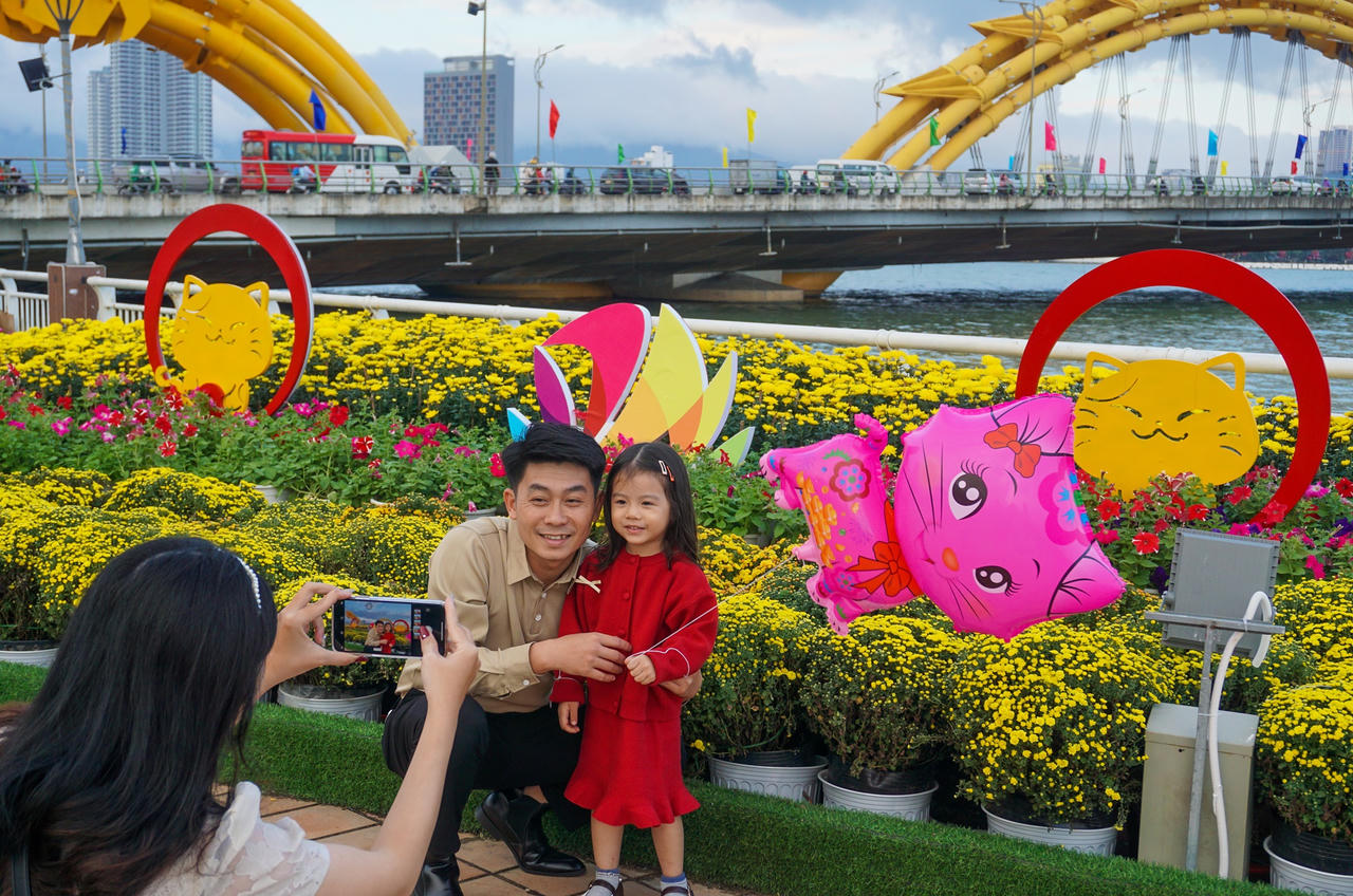 Dòng người đổ về check-in đường hoa Đà Nẵng ngày 30 Tết