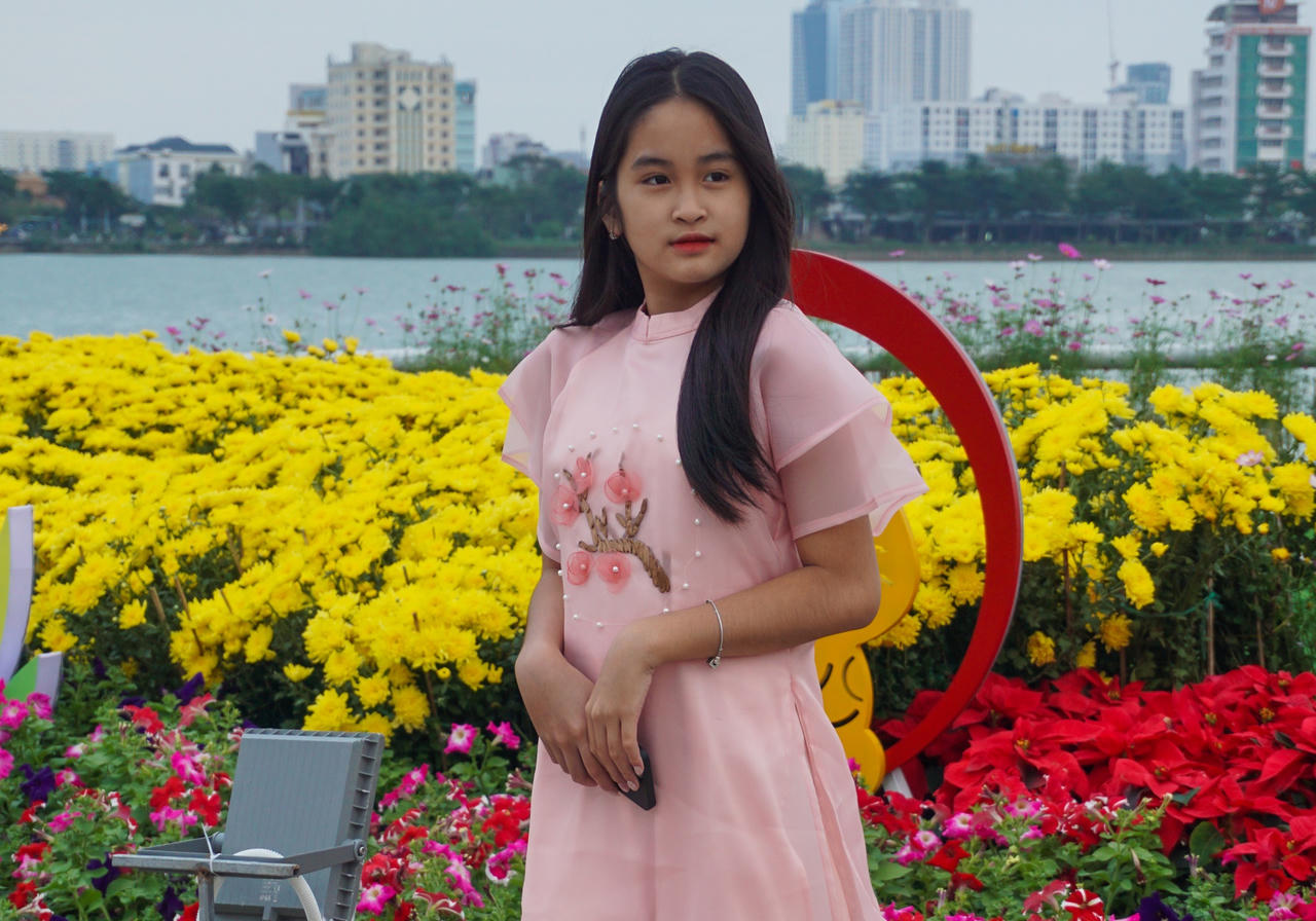 Dòng người đổ về check-in đường hoa Đà Nẵng ngày 30 Tết