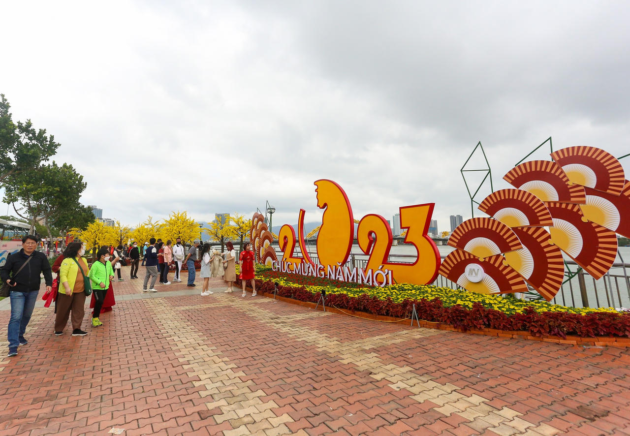 Dòng người đổ về check-in đường hoa Đà Nẵng ngày 30 Tết