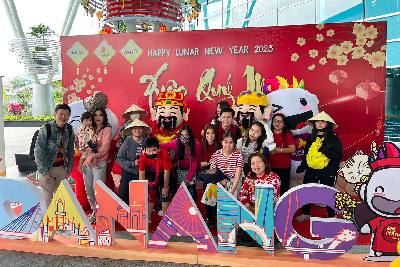 Du khách quốc tế "xông đất" Đà Nẵng, hào hứng nhận lì xì 