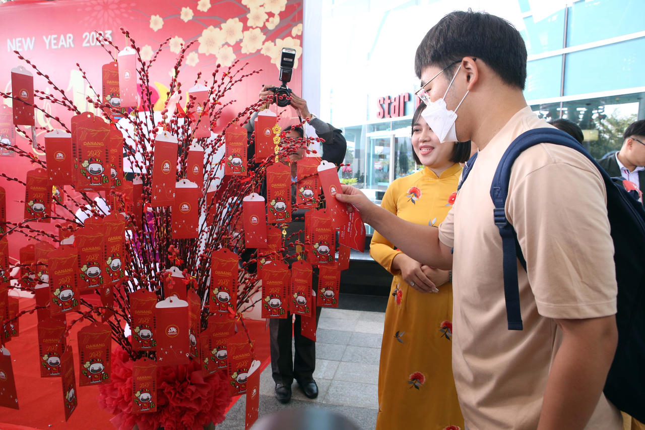 Du khách quốc tế "xông đất" Đà Nẵng, hào hứng nhận lì xì 