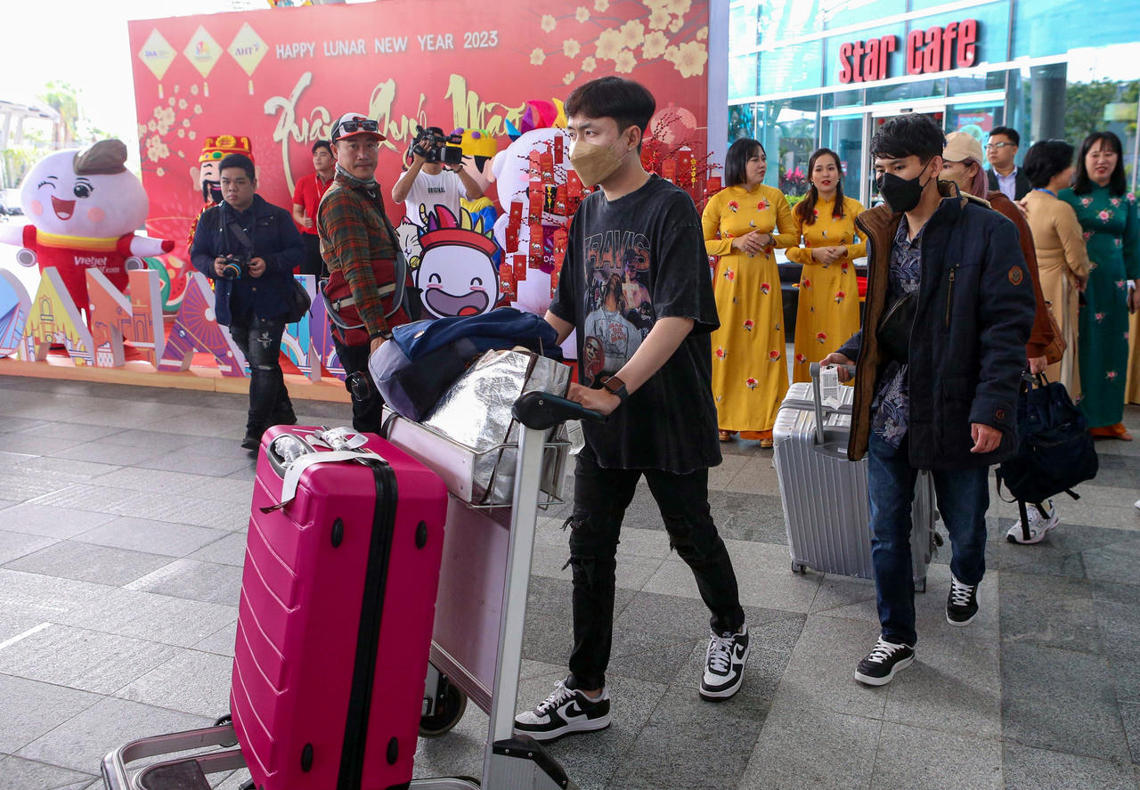 Du khách quốc tế "xông đất" Đà Nẵng, hào hứng nhận lì xì 