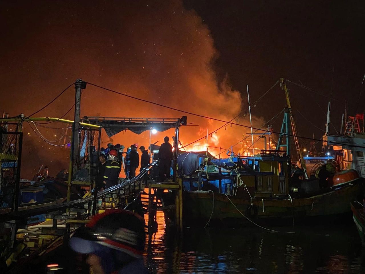 Cháy lớn trên biển, 2 tàu cá bị thiêu rụi cabin