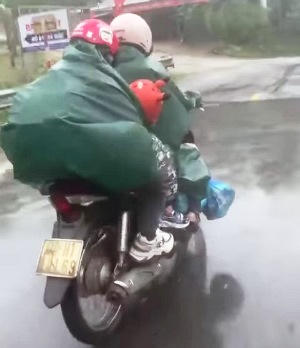 Xúc động hình ảnh cô giáo vùng cao đội mưa, rét chở con trở lại điểm trường sau Tết