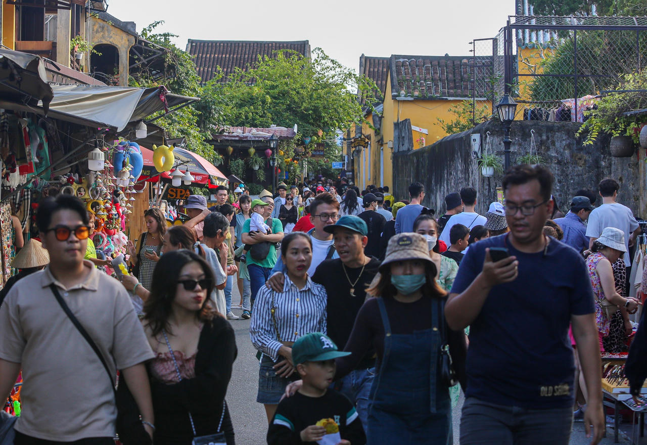 Hàng nghìn du khách chen chân vui Tết Nguyên tiêu ở phố cổ Hội An