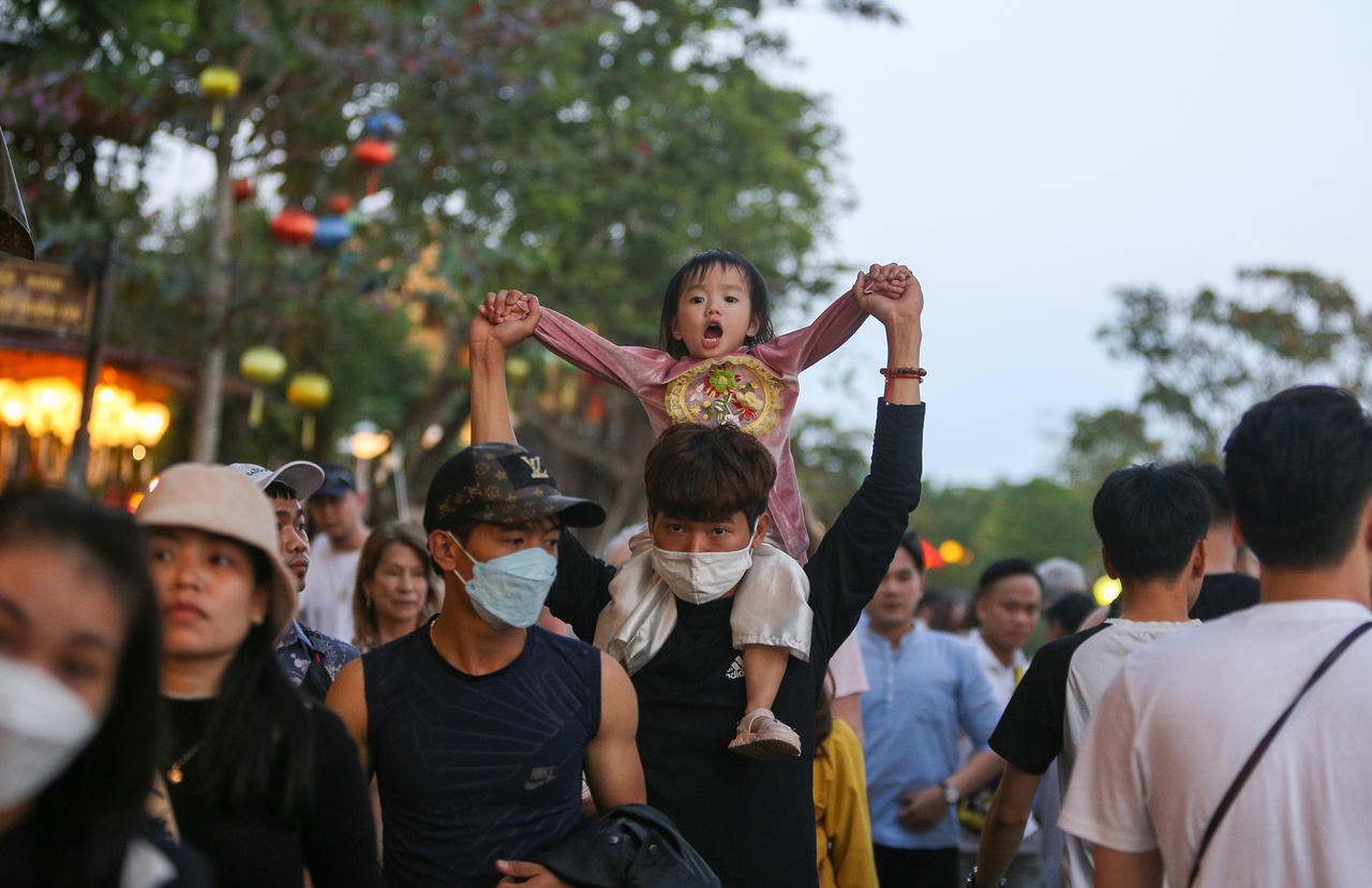 Hàng nghìn du khách chen chân vui Tết Nguyên tiêu ở phố cổ Hội An