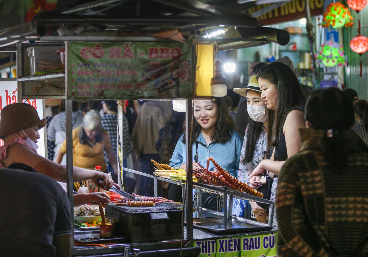 Hàng nghìn du khách chen chân vui Tết Nguyên tiêu ở phố cổ Hội An