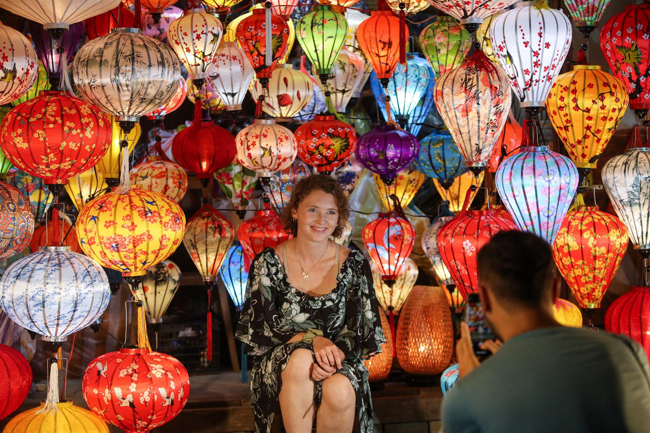 Hàng nghìn du khách chen chân vui Tết Nguyên tiêu ở phố cổ Hội An