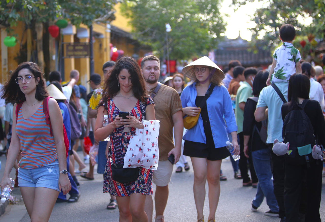 Hàng nghìn du khách chen chân vui Tết Nguyên tiêu ở phố cổ Hội An