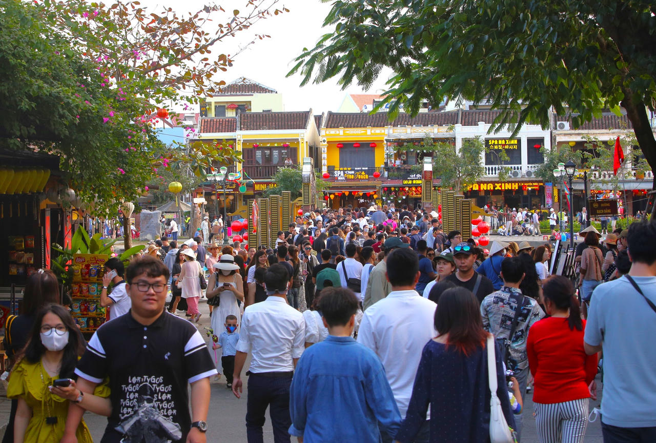 Hàng nghìn du khách chen chân vui Tết Nguyên tiêu ở phố cổ Hội An