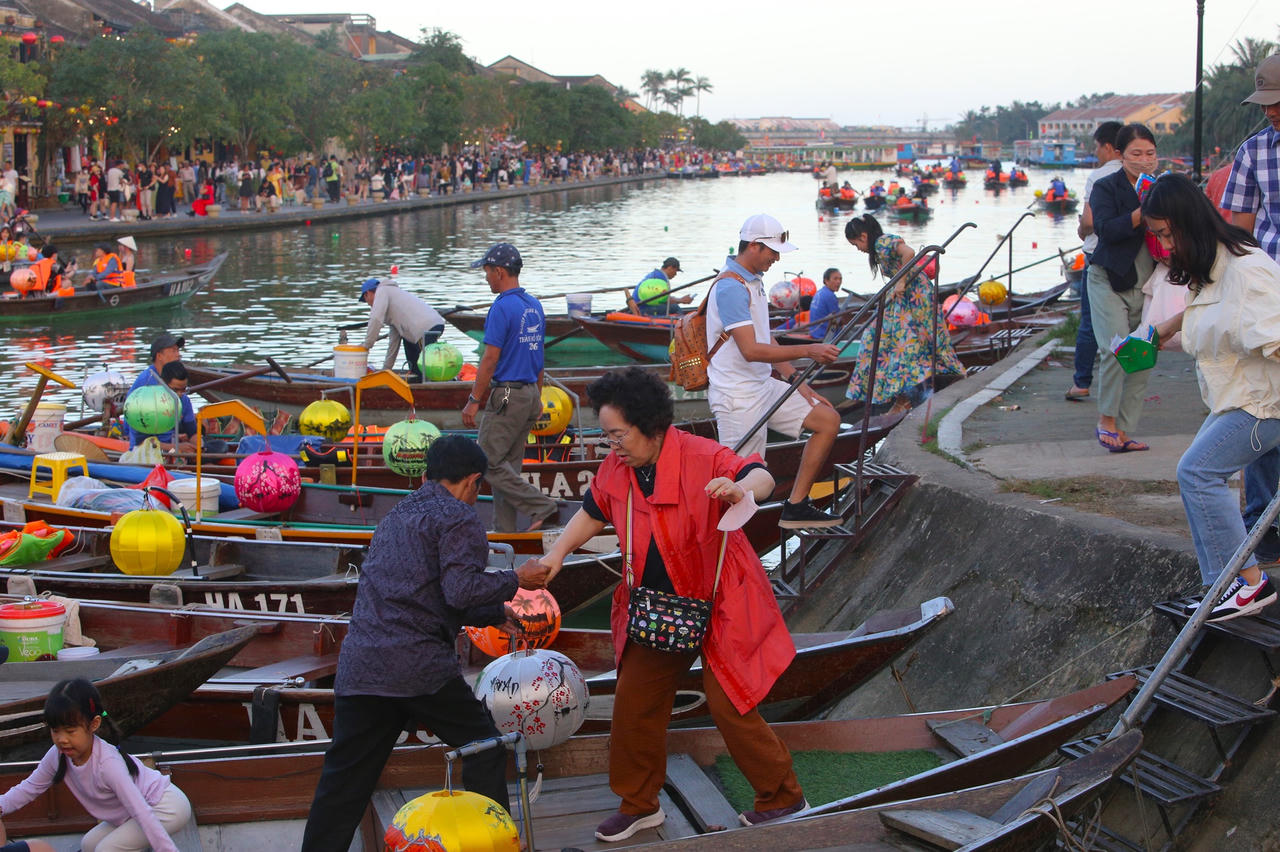 Hàng nghìn du khách chen chân vui Tết Nguyên tiêu ở phố cổ Hội An