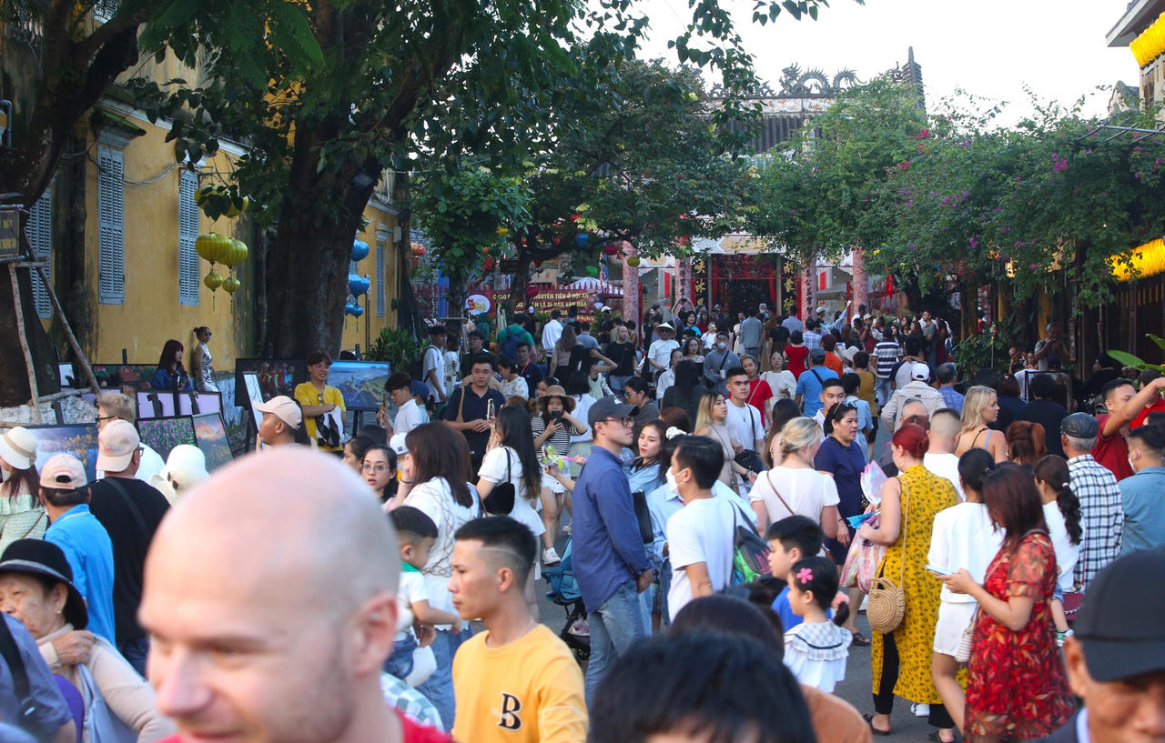 Hàng nghìn du khách chen chân vui Tết Nguyên tiêu ở phố cổ Hội An