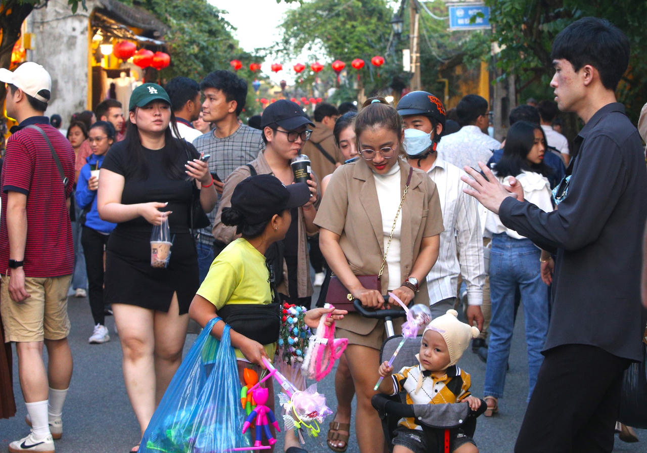 Hàng nghìn du khách chen chân vui Tết Nguyên tiêu ở phố cổ Hội An