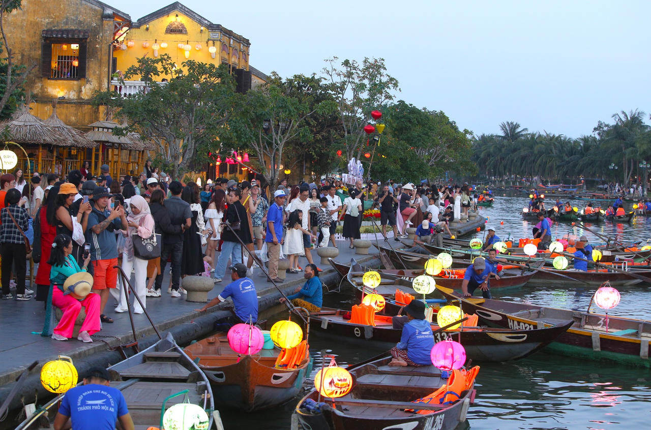 Hàng nghìn du khách chen chân vui Tết Nguyên tiêu ở phố cổ Hội An