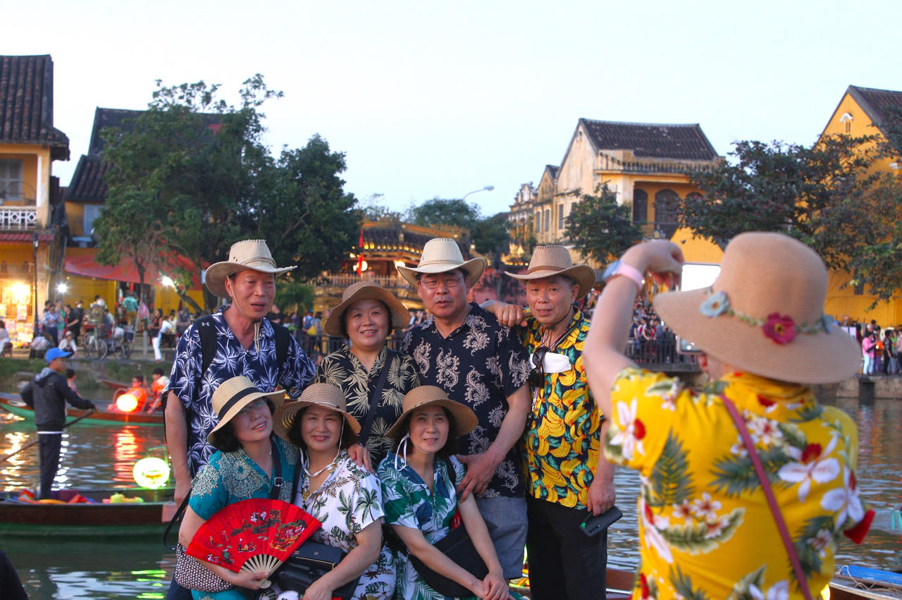 Hàng nghìn du khách chen chân vui Tết Nguyên tiêu ở phố cổ Hội An