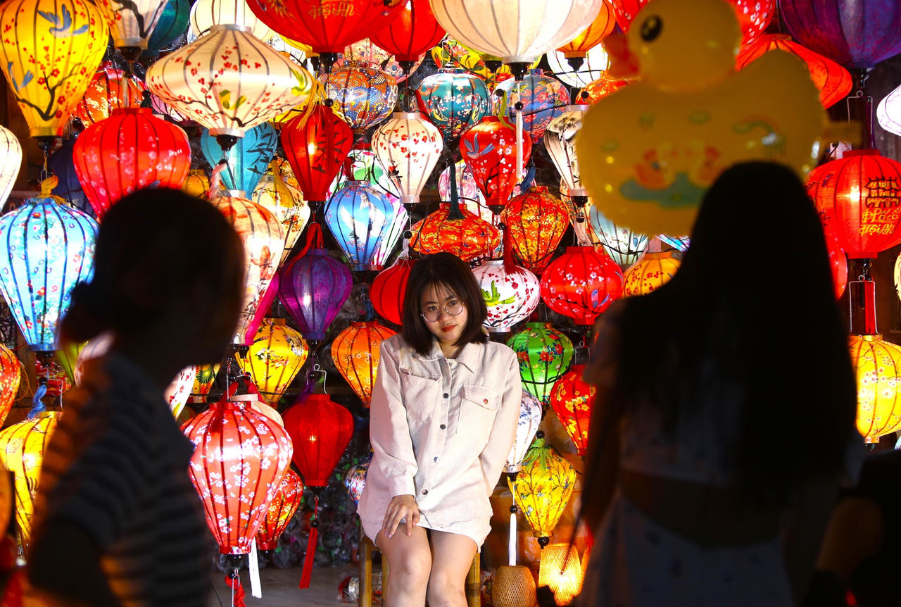 Hàng nghìn du khách chen chân vui Tết Nguyên tiêu ở phố cổ Hội An