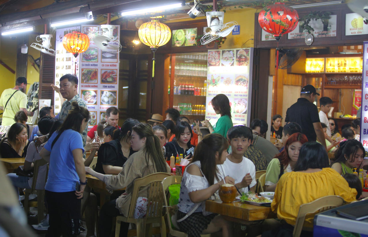 Hàng nghìn du khách chen chân vui Tết Nguyên tiêu ở phố cổ Hội An