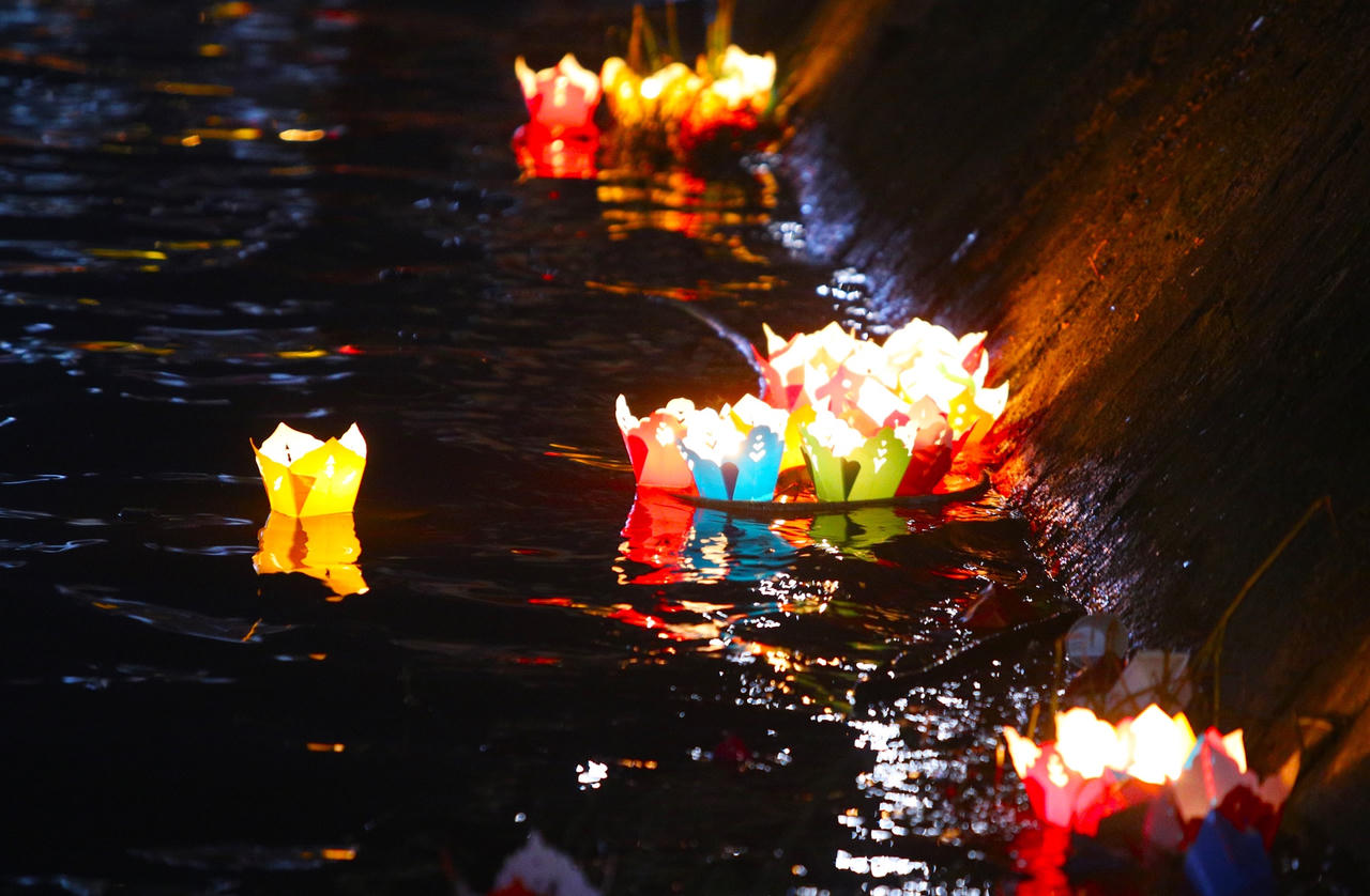 Hàng nghìn du khách chen chân vui Tết Nguyên tiêu ở phố cổ Hội An