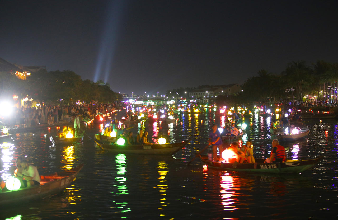 Hàng nghìn du khách chen chân vui Tết Nguyên tiêu ở phố cổ Hội An