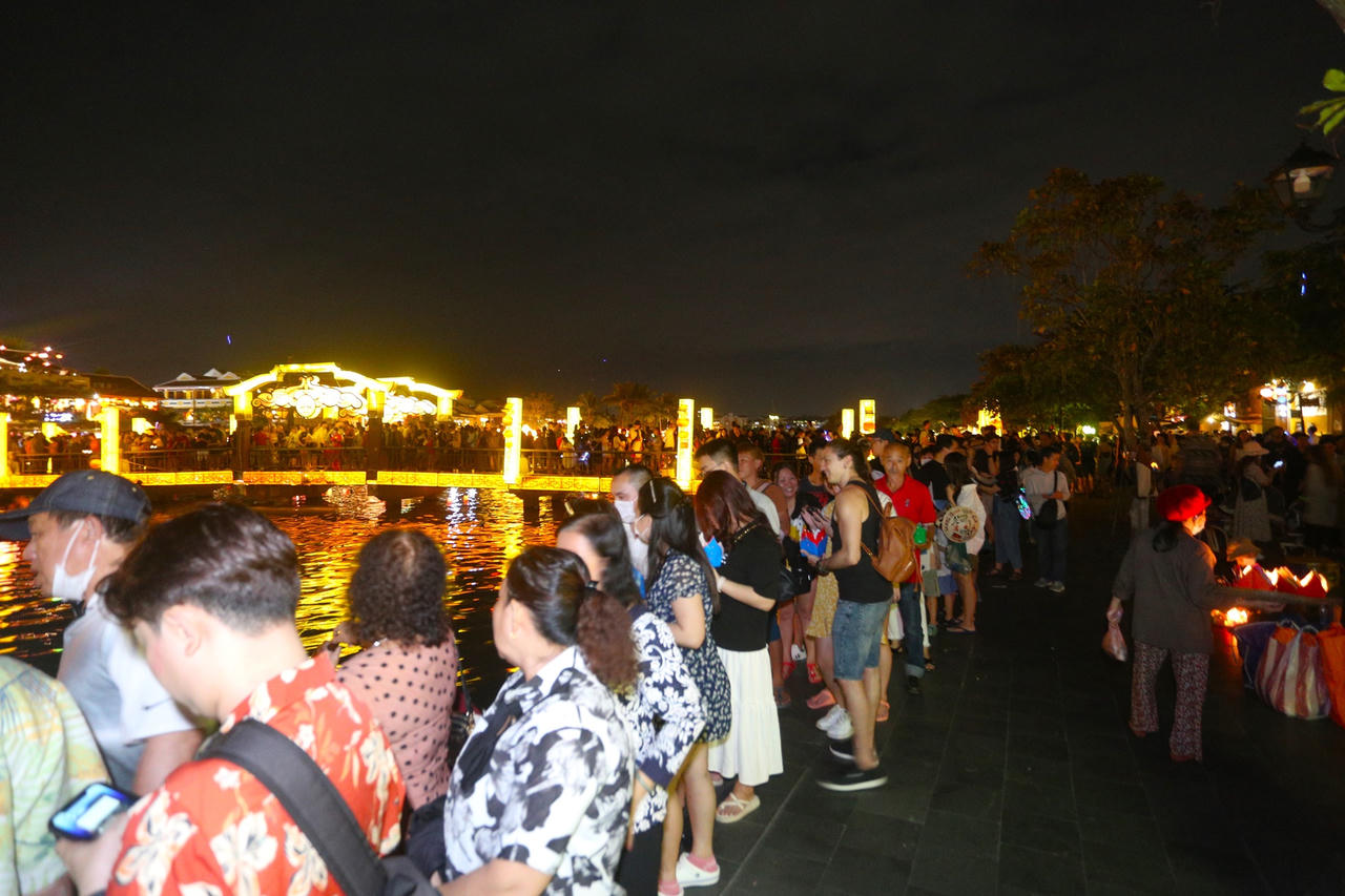 Hàng nghìn du khách chen chân vui Tết Nguyên tiêu ở phố cổ Hội An