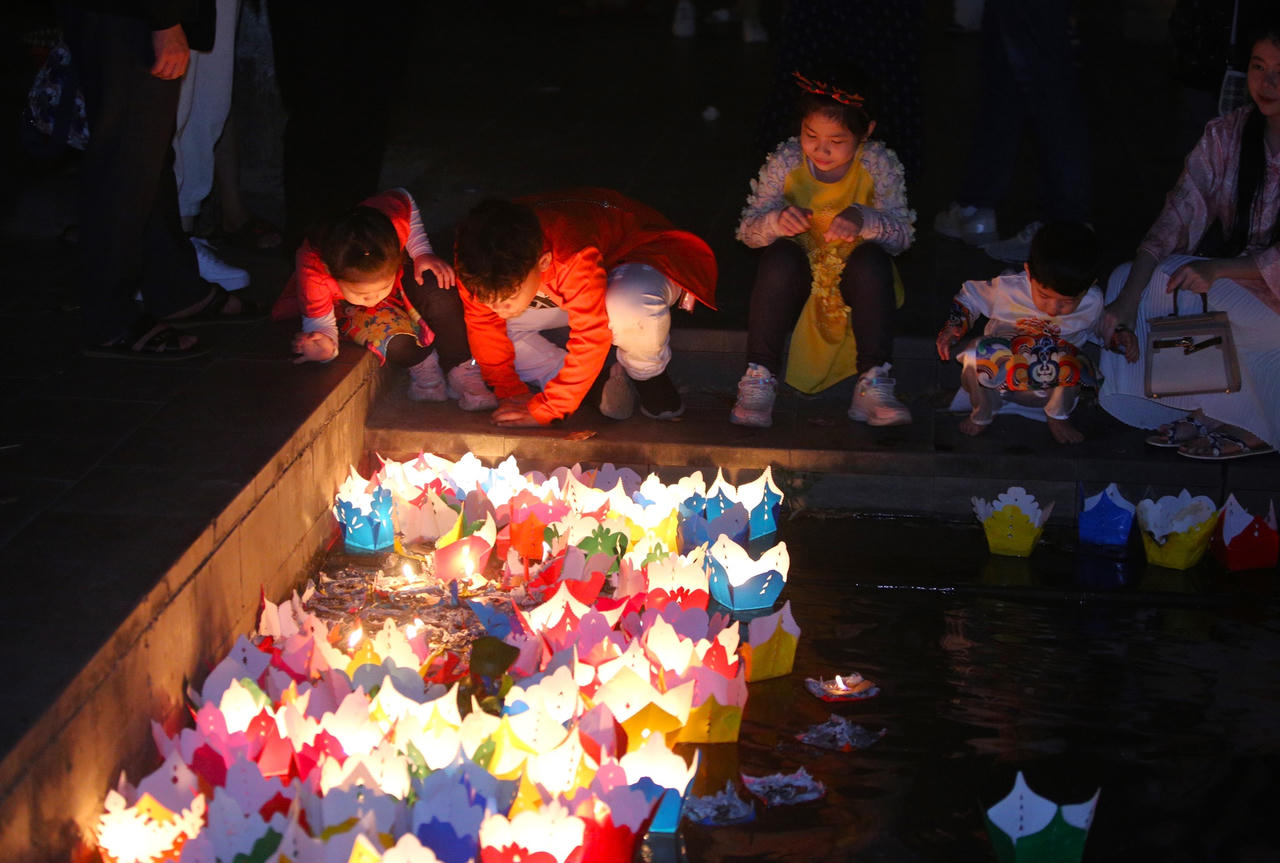 Hàng nghìn du khách chen chân vui Tết Nguyên tiêu ở phố cổ Hội An