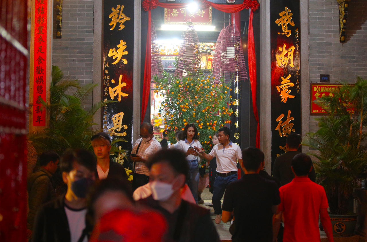 Hàng nghìn du khách chen chân vui Tết Nguyên tiêu ở phố cổ Hội An