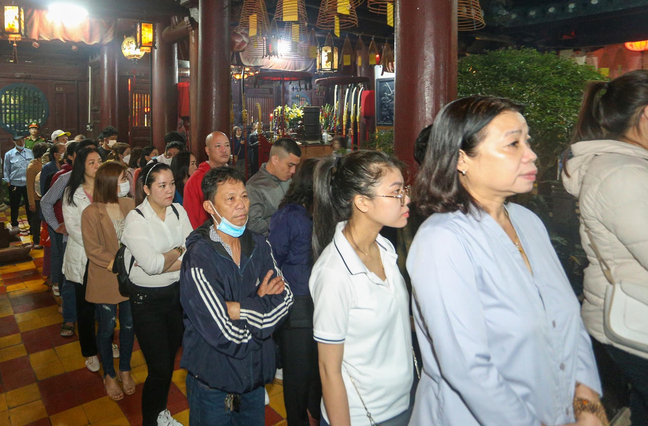 Xếp hàng dài, người dân "đội nắng" chờ xin lộc Chùa Ông