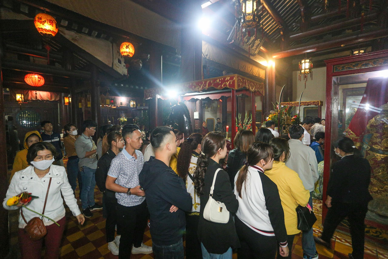 Xếp hàng dài, người dân "đội nắng" chờ xin lộc Chùa Ông