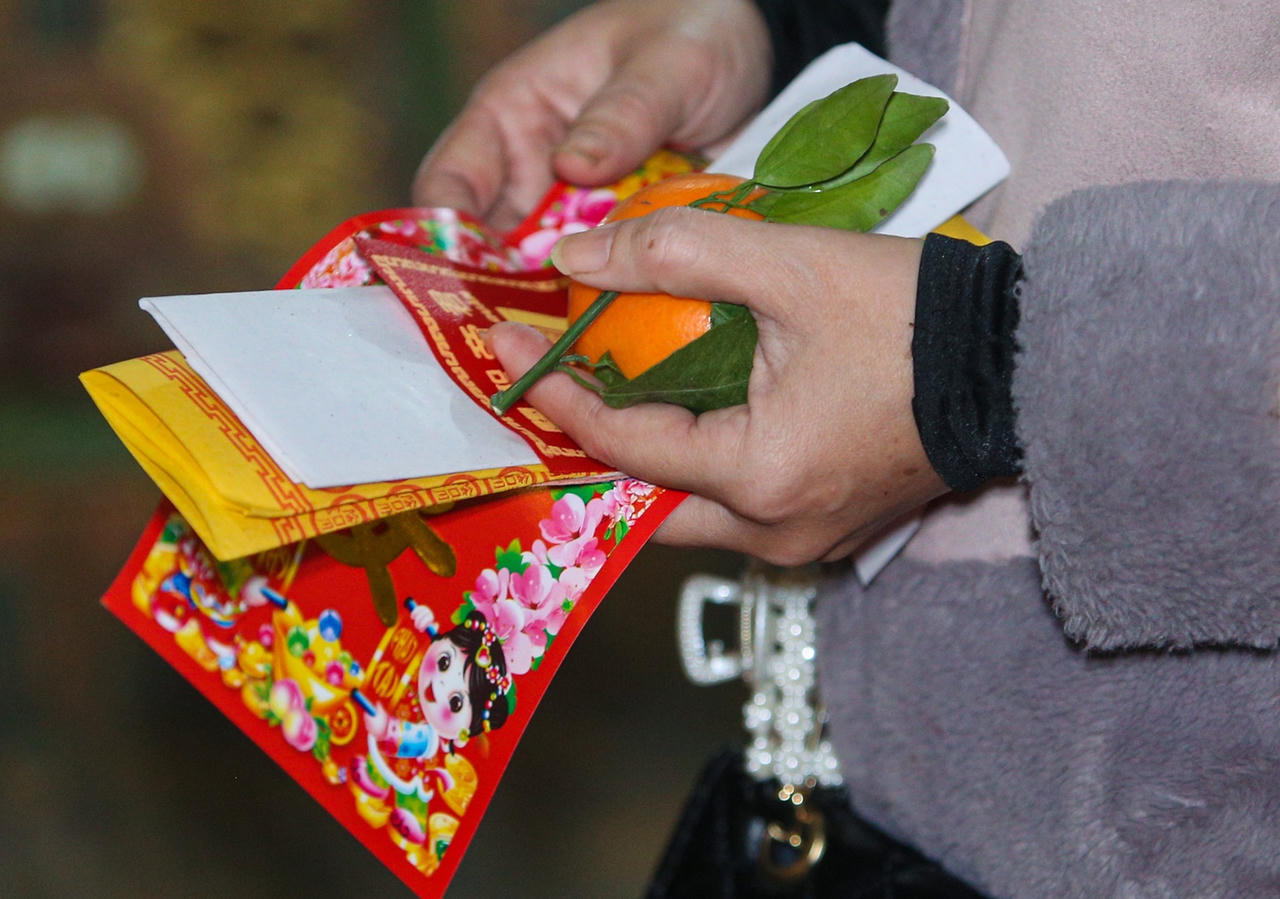 Xếp hàng dài, người dân "đội nắng" chờ xin lộc Chùa Ông