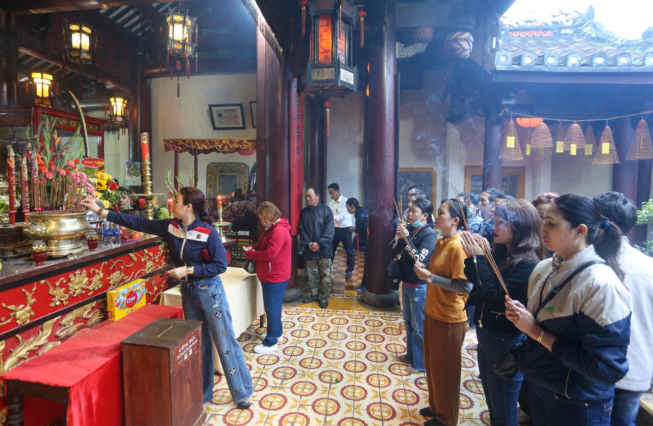 Xếp hàng dài, người dân "đội nắng" chờ xin lộc Chùa Ông