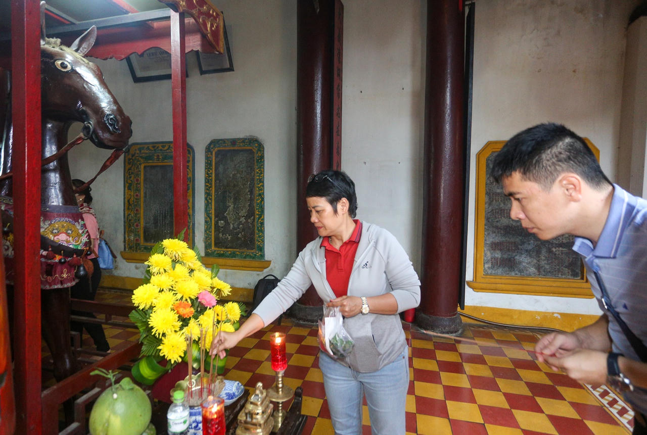 Xếp hàng dài, người dân "đội nắng" chờ xin lộc Chùa Ông