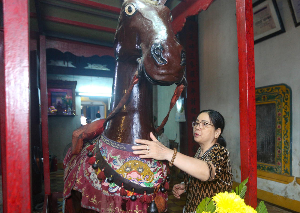 Xếp hàng dài, người dân "đội nắng" chờ xin lộc Chùa Ông