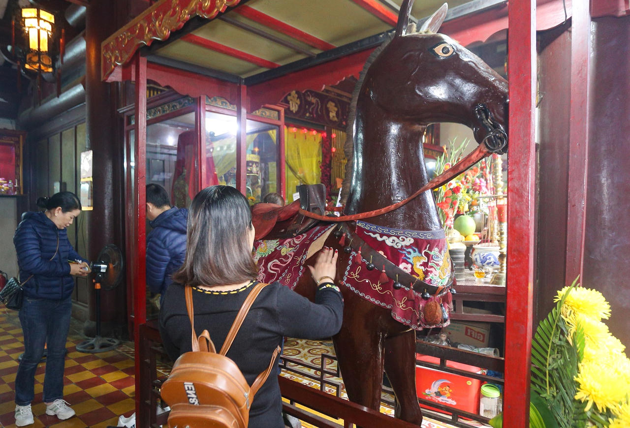 Xếp hàng dài, người dân "đội nắng" chờ xin lộc Chùa Ông