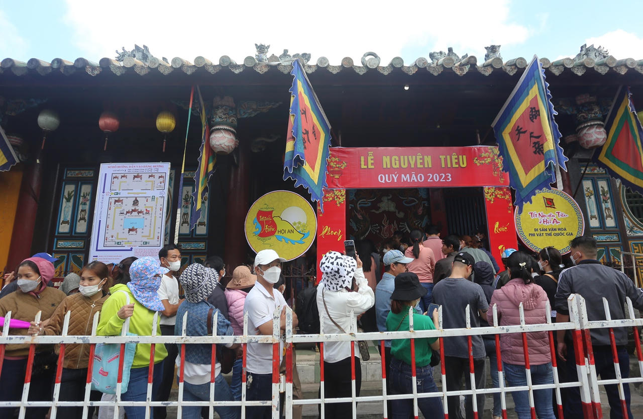 Xếp hàng dài, người dân "đội nắng" chờ xin lộc Chùa Ông