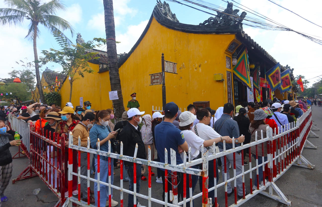 Xếp hàng dài, người dân "đội nắng" chờ xin lộc Chùa Ông