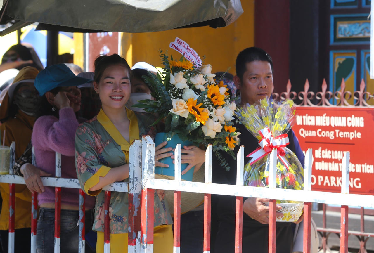 Xếp hàng dài, người dân "đội nắng" chờ xin lộc Chùa Ông